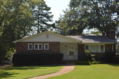 203 Leslie Lane