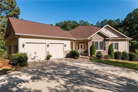 901 Lakecrest Drive