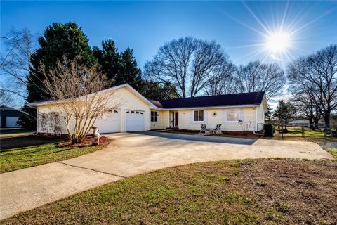 125 Lake Forest Circle
